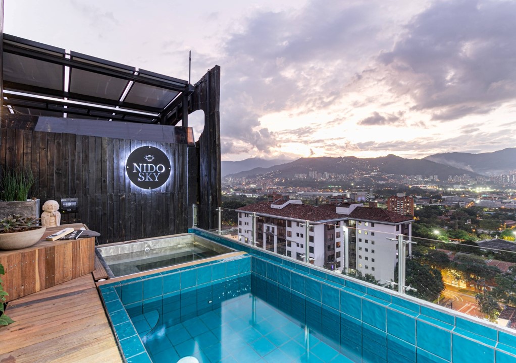 Relaxing pool on the terrace of Hotel Medellin Nido Sky with views of the city of Medellín